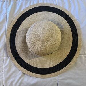 Shade & Shore Cream and Black Brim sun hat